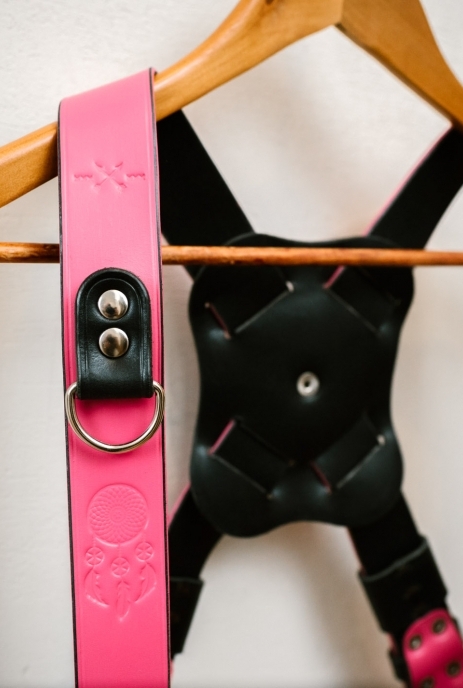 Szelki dla fotografa w kolorze różowym z czarnymi dodatkami