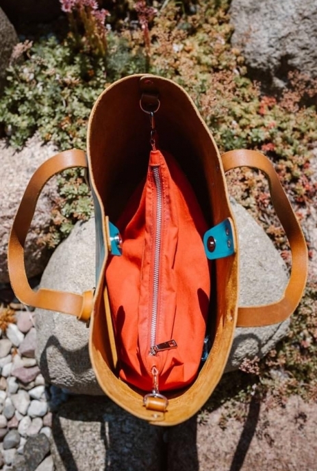 Damska torba w kolorze turkusowym z rudym środkiem i rączkami
