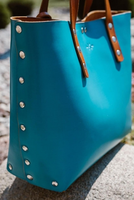 Damska torba w kolorze turkusowym z rudym środkiem i rączkami